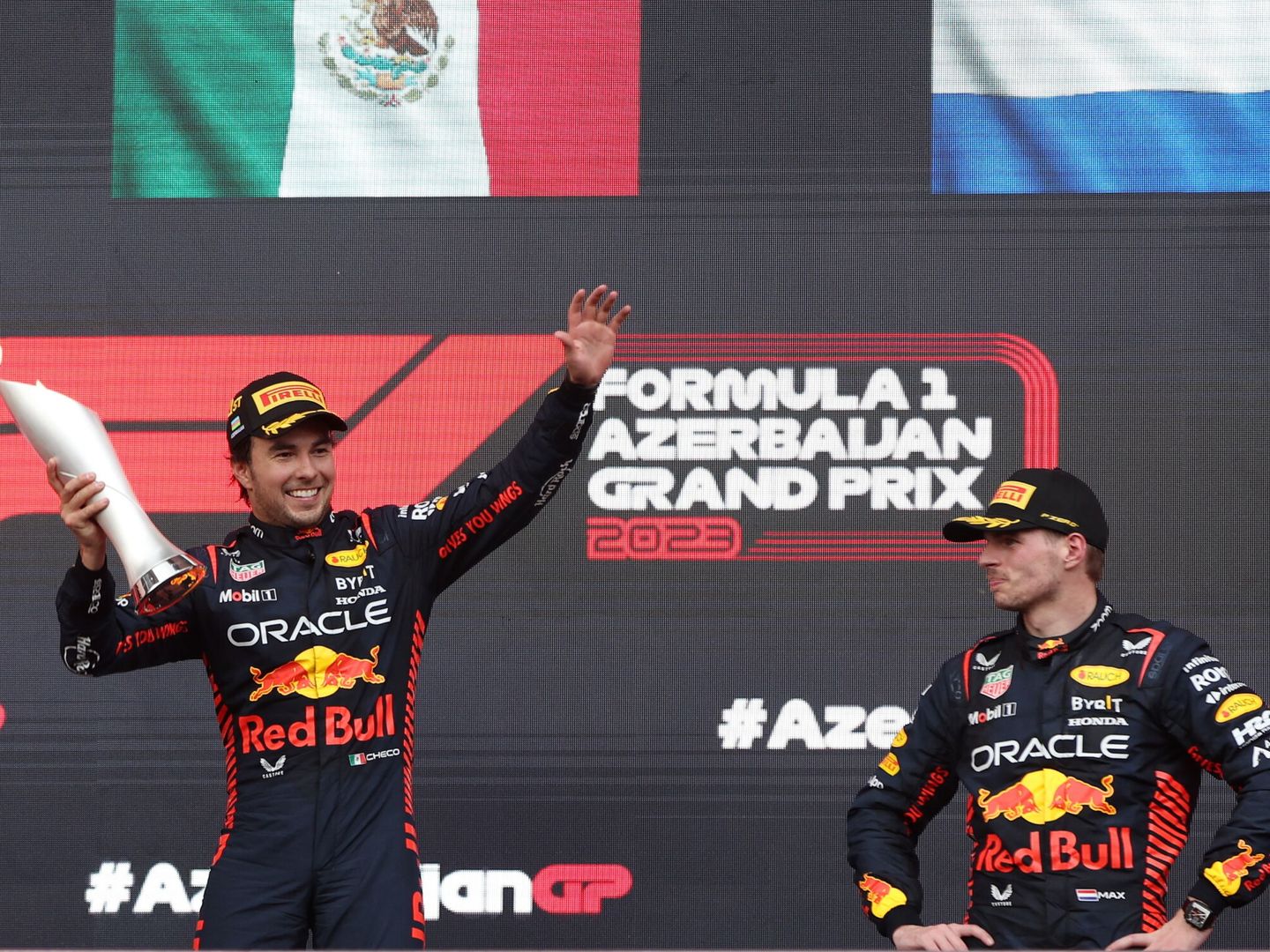 'Checo' (1º) y Verstappen (2º), en el podio de Azerbaiyán. (EFE/Ali Haider) 