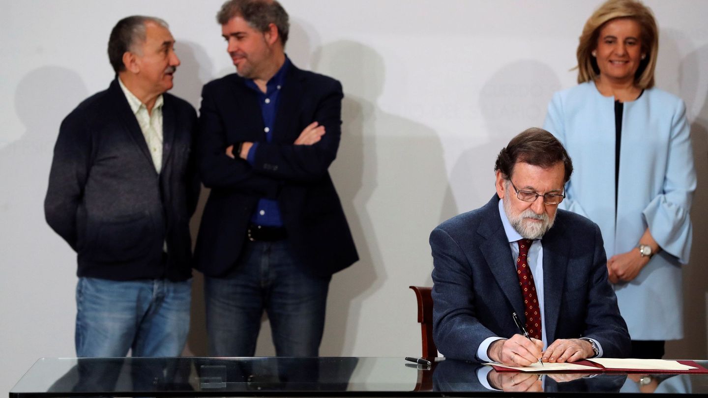 Mariano Rajoy firma el acuerdo para la subida del SMI en presencia de los sindicatos y de Báñez. (EFE)