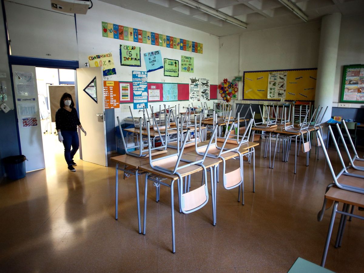 Foto: Un aula vacía en un colegio de Barcelona. (EFE)