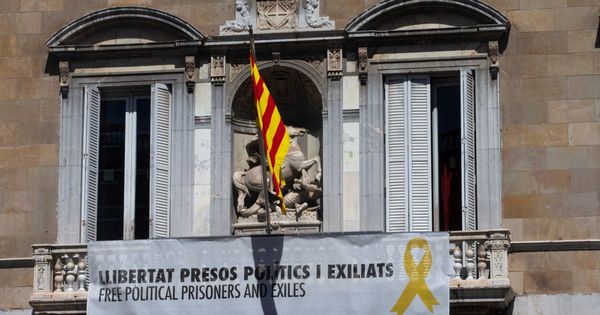 Foto: Pancarta en la fachada del Palau. (EFE)
