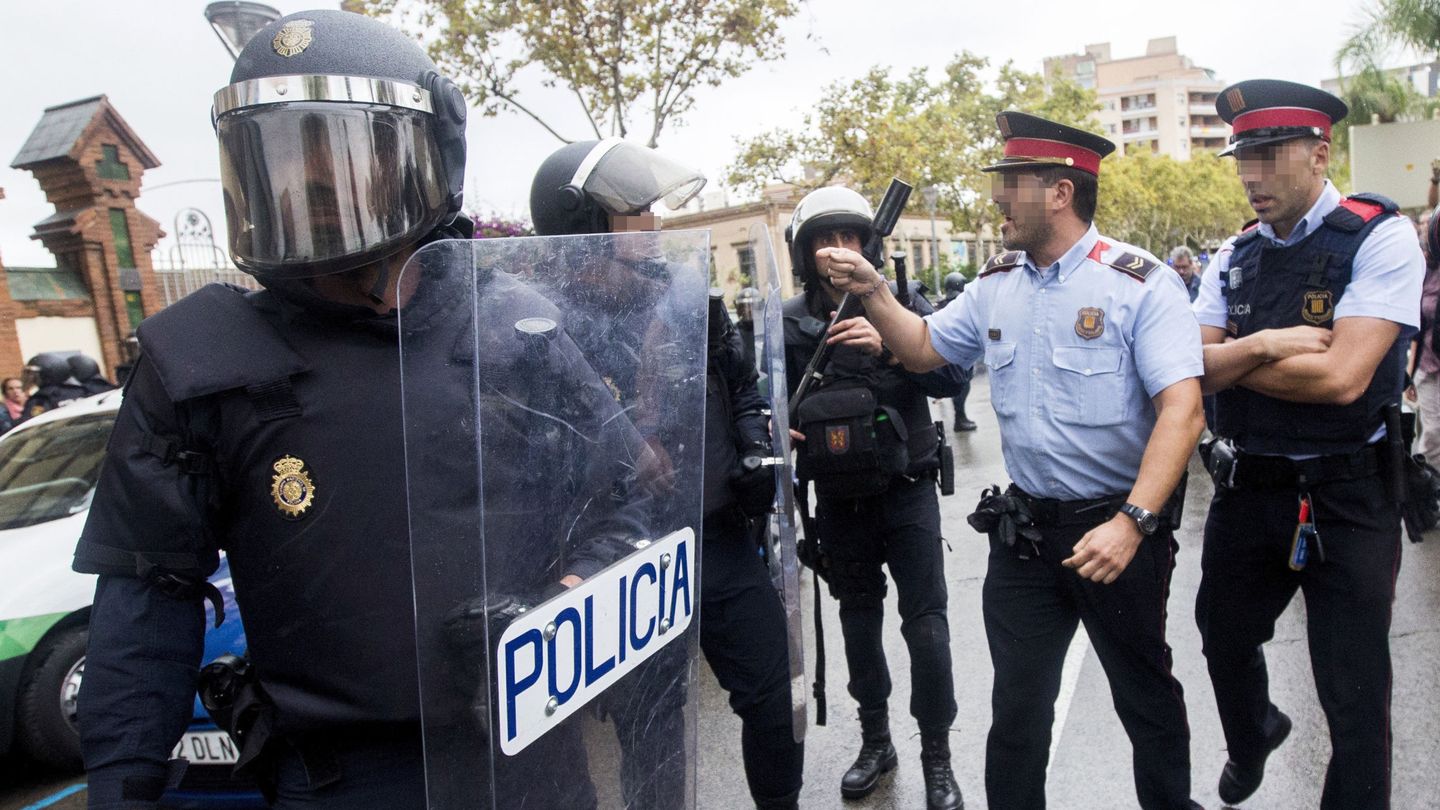 Durante la consulta del 1 de octubre también hubo algún rifirrafe entre Policía y Mossos. (EFE)