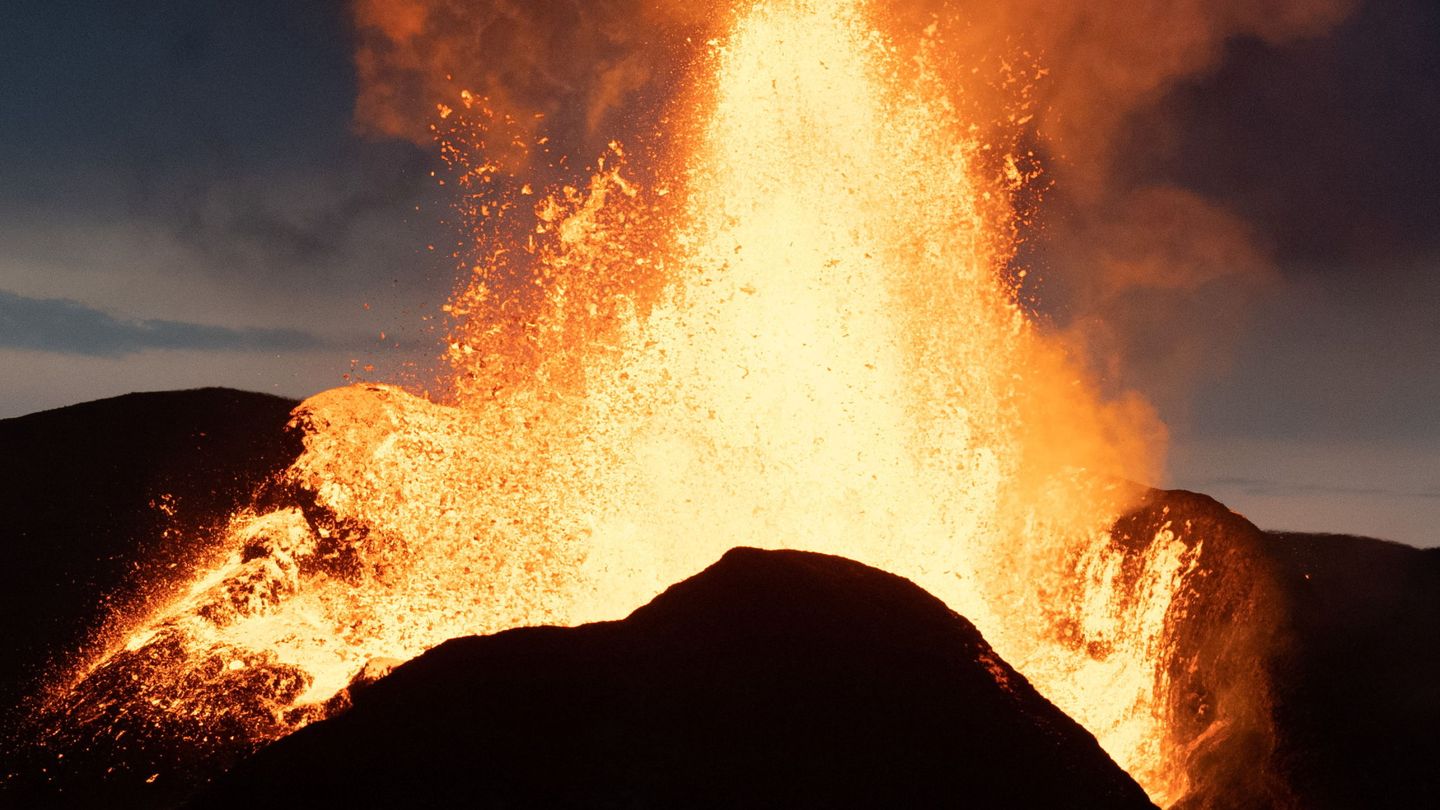 El volcán Fagradalsfjall en Islandia el pasado 24 de mayo. La isla depende de centrales geotérmicas pero no todos sus volcanes están intervenidos como en el plan de la NASA. (REUTERS)