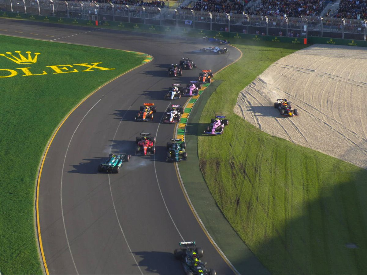 Foto: Imagen del momento en que, tras la salida en parado a dos vueltas del final, el monoplaza de Sainz toca el de Alonso. (Twitter/FIA)