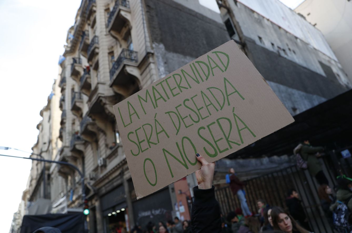 Celebración tras la primera 'luz verde' a la despenalización del aborto en Argentina. (EFE)