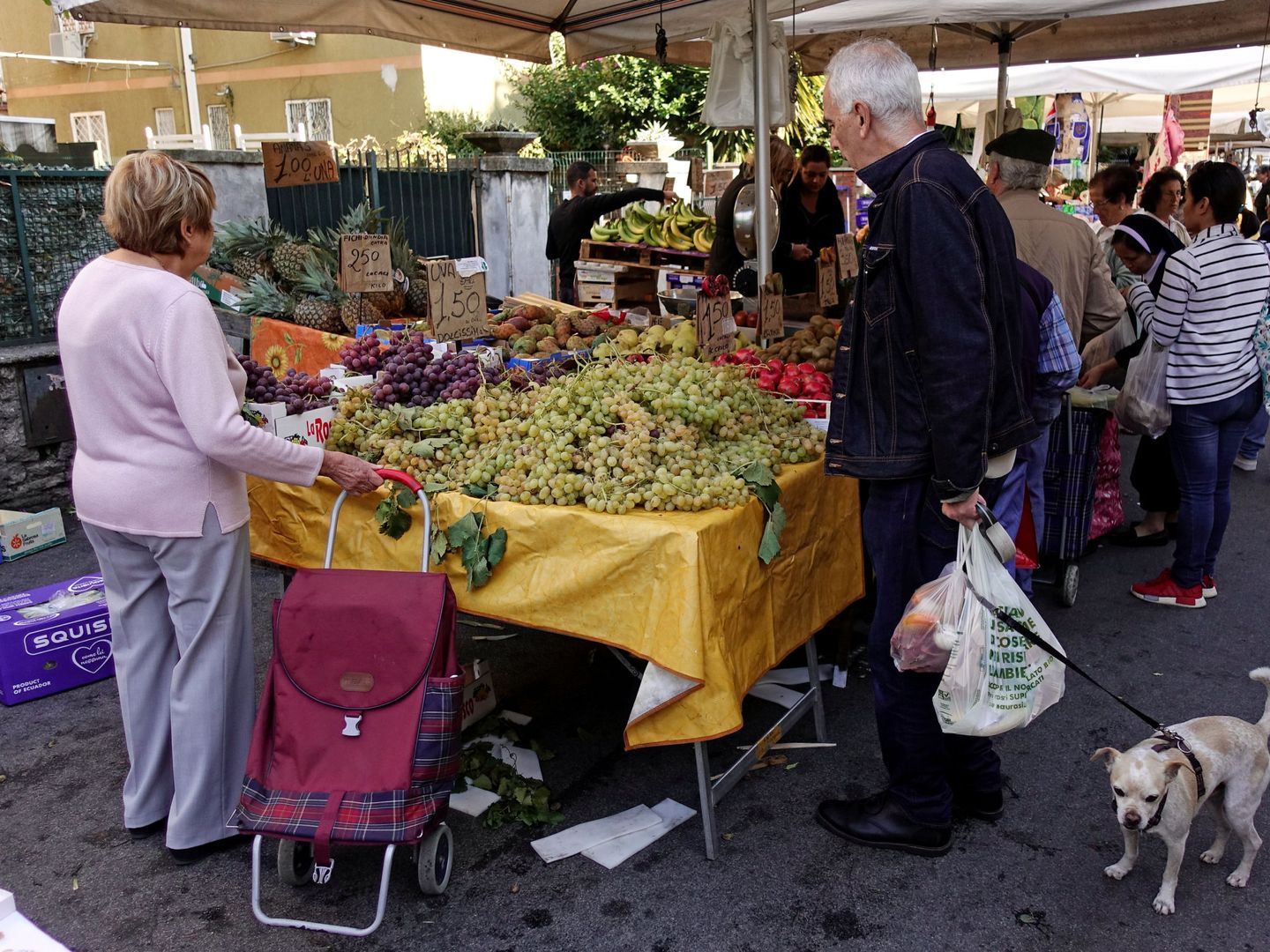 Uno de los populares mercados en Roma. (Reuters)