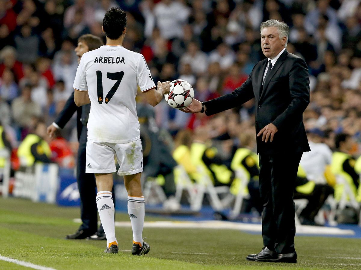 Foto: Ancelotti, junto a Arbeloa, durante un partido del Real Madrid. (EFE)