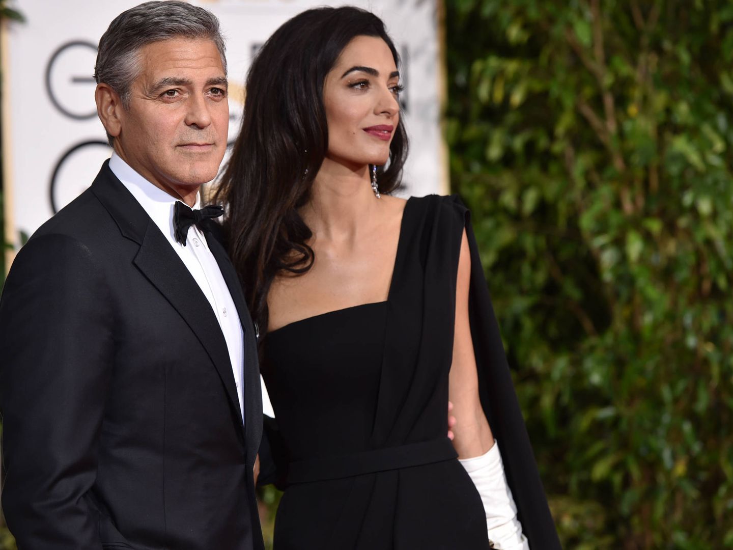 Clooney y Amal durante la entrega de los Globos de Oro 2015. (Gtres)