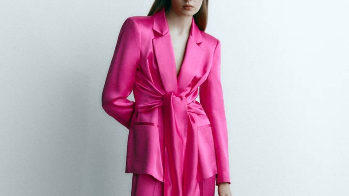 El look rosa fucsia de Zara que persiguen las invitadas de otoño