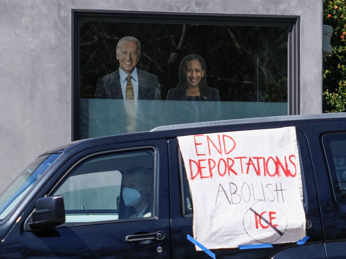 Foto: Manifestaciones contra Joe Biden por la reforma migratoria en Los Ángeles. (Reuters)