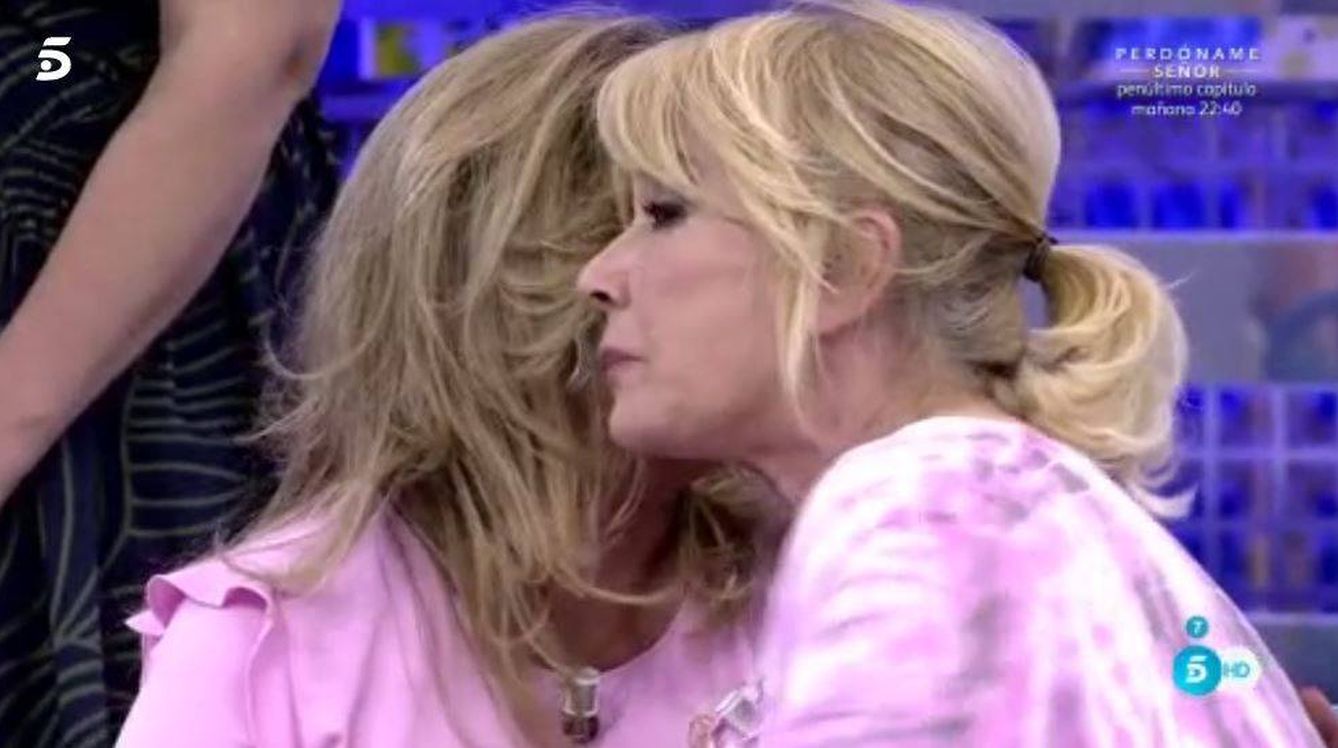 Mila y Terelu se dan un beso en 'Sálvame'.