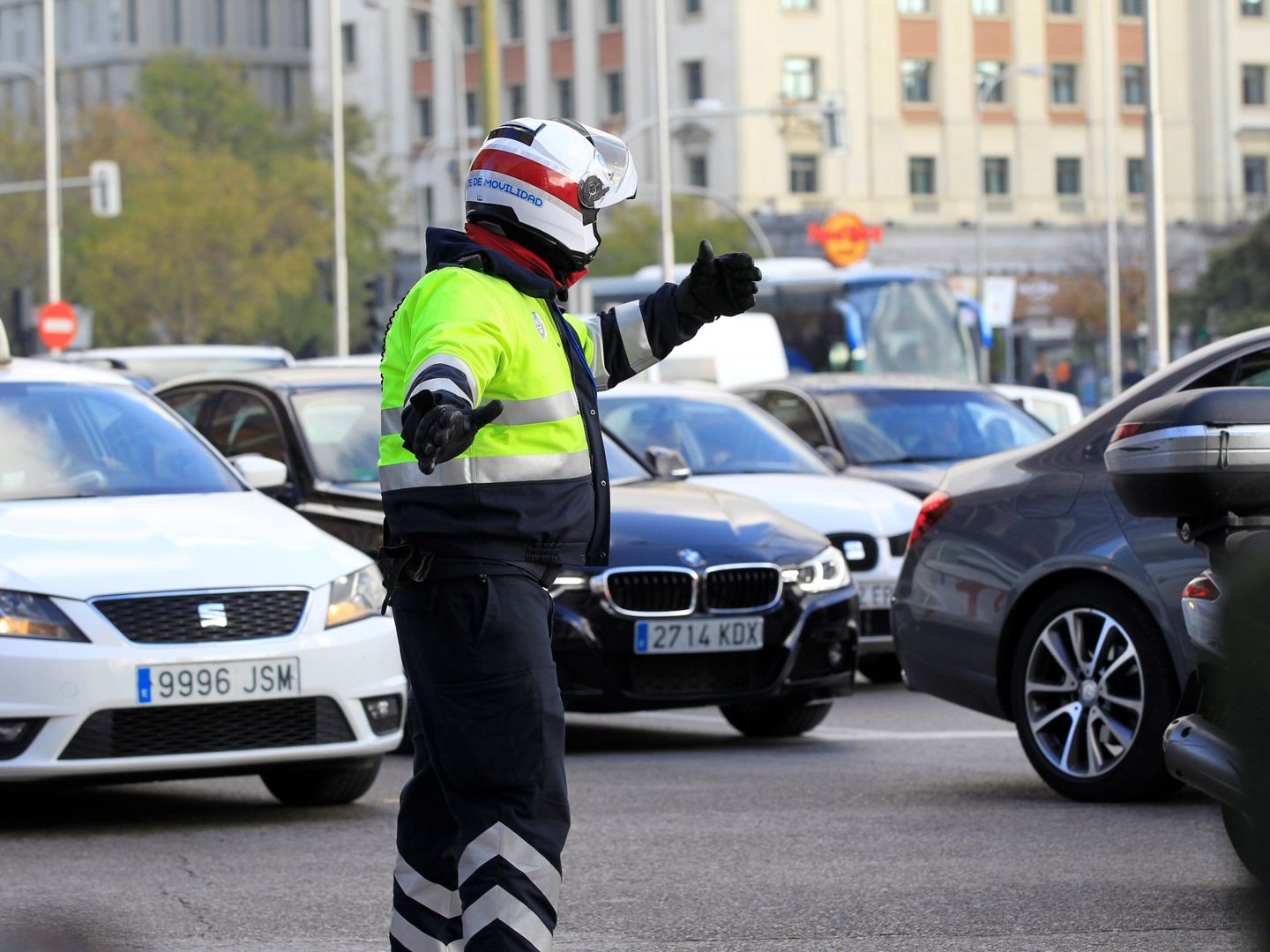 Un policía municipal controla el tráfico en la plaza de Colón. (EFE)