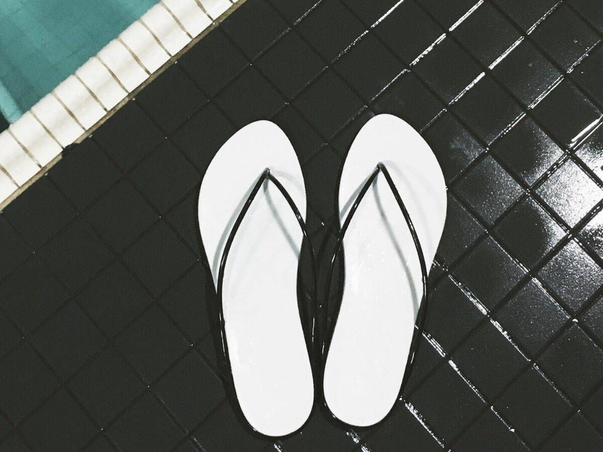 Foto: Ir a la piscina, pero con clase: 10 chanclas perfectas para los días de calor