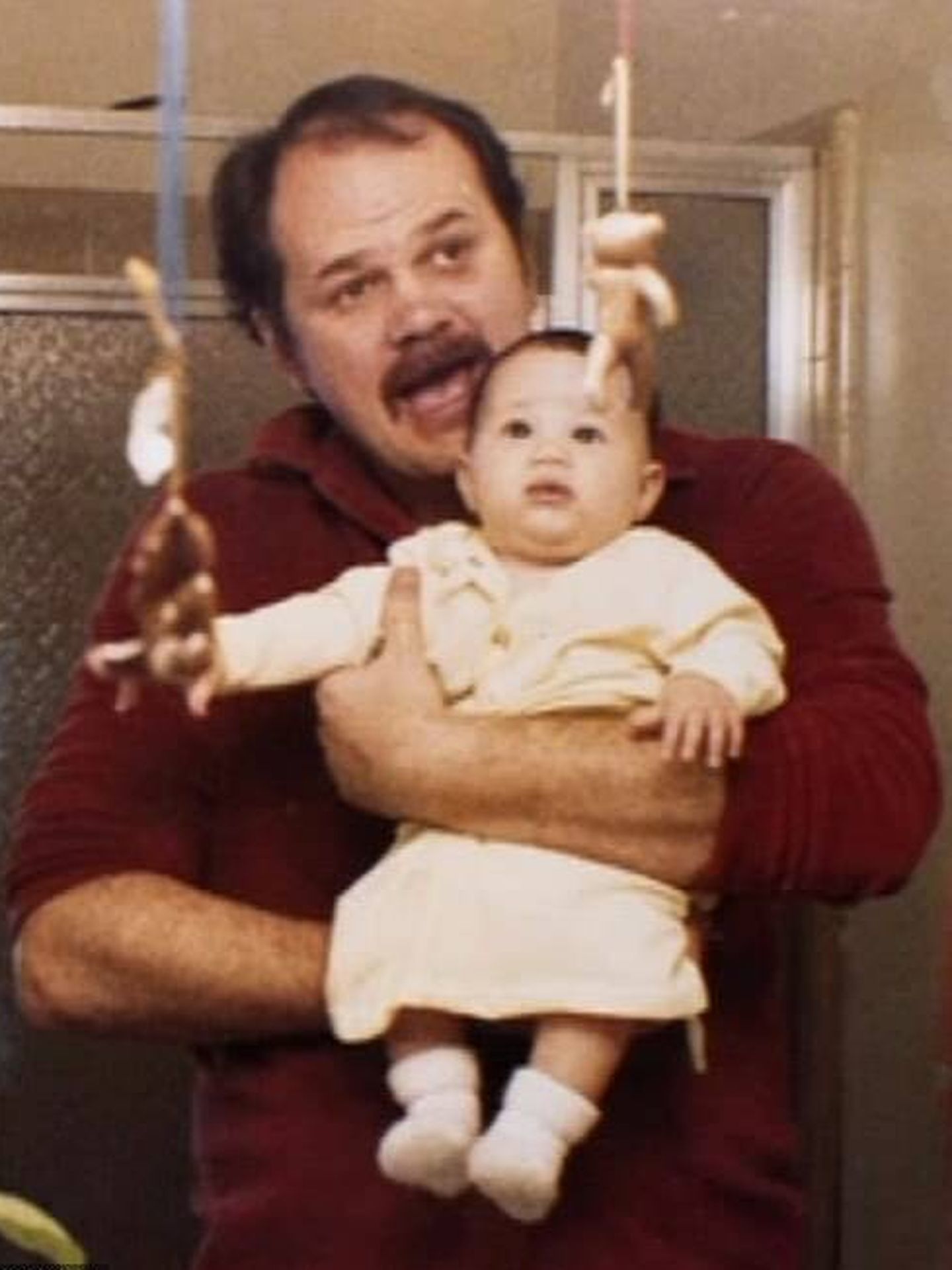 Meghan Markle, de bebé, en brazos de su padre. (Documental 'Thomas Markle: Mi historia')
