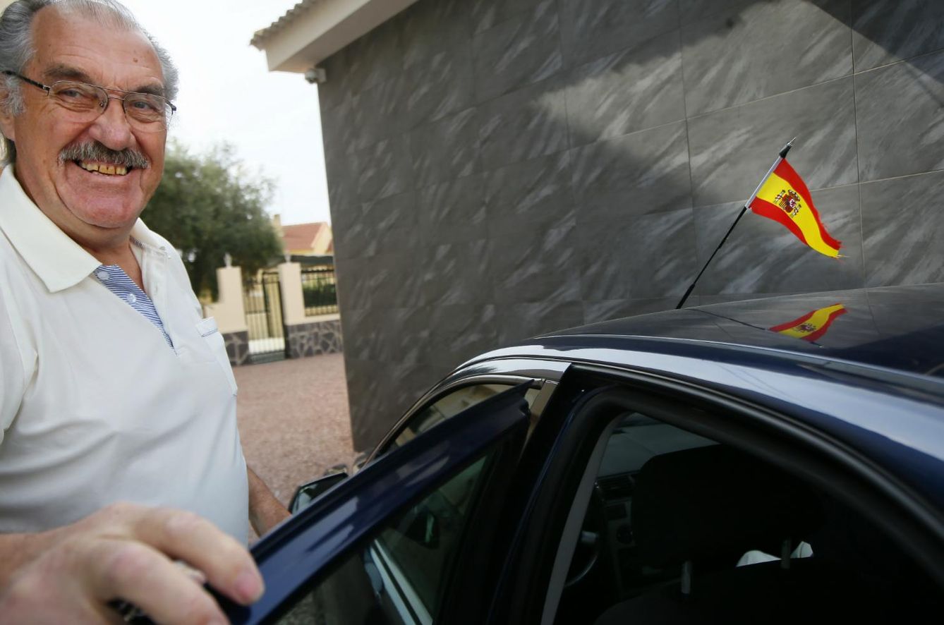 Bob Marlow con la bandera española en su coche. (Foto: Manuel Lorenzo)
