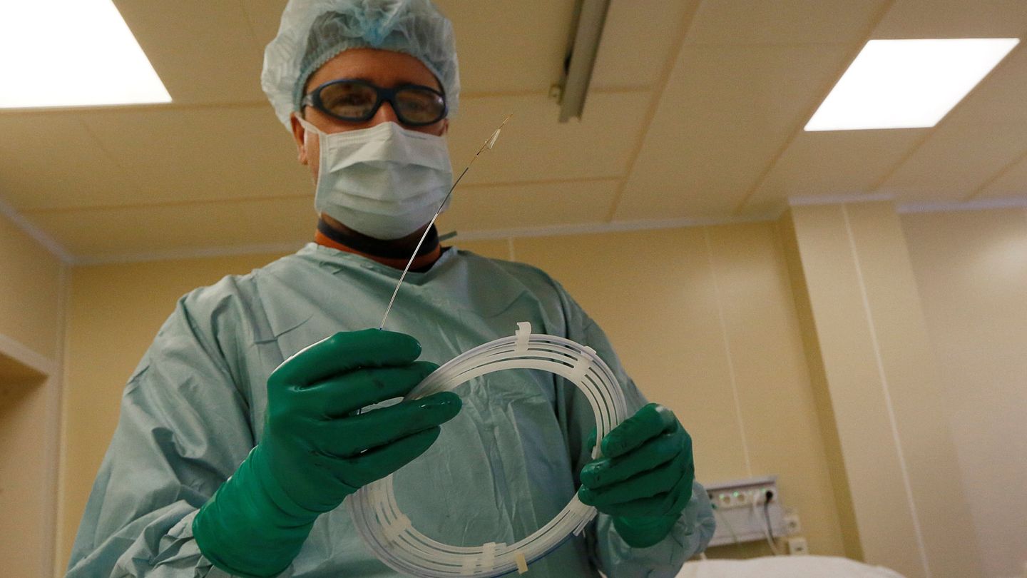 Dmitry Stolyarov, cirujano cardiovascular, sostiene un 'stent'. (Ilya Naymushin / Reuters)