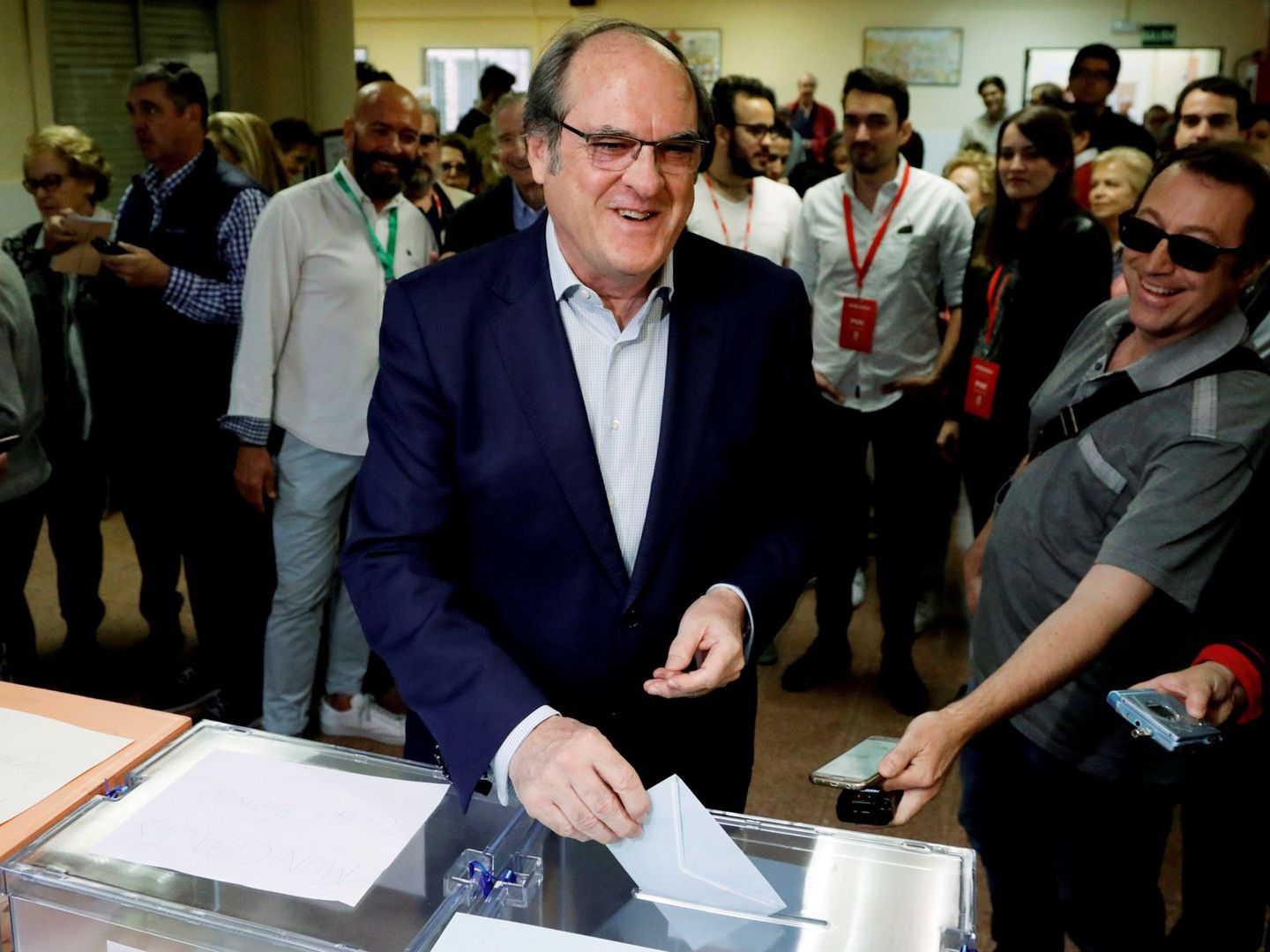 El candidato del PSOE a la presidencia de la Comunidad de Madrid, Ángel Gabilondo, votando. (EFE)