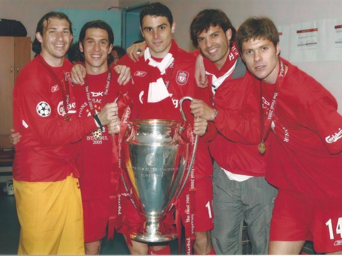 Foto: Los españoles, Josemi, Luis García, Antonio Núñez, Morientes y Xabi Alonso celebran la Champions del 2005. (@AntonioNunez07)