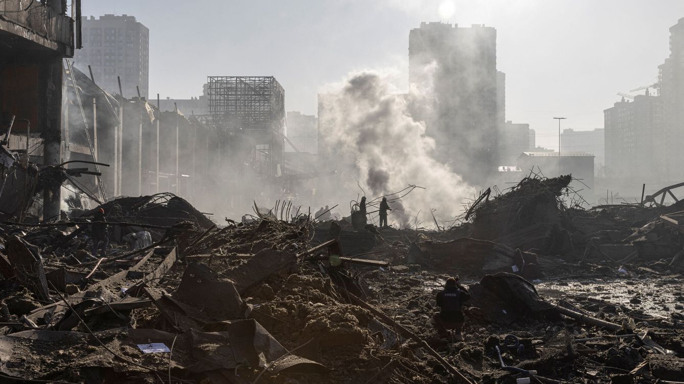 Foto: El centro comercial de Kiev atacado por Rusia, reducido a escombros tras el bombardeo. (Reuters/Marko Djuricá)