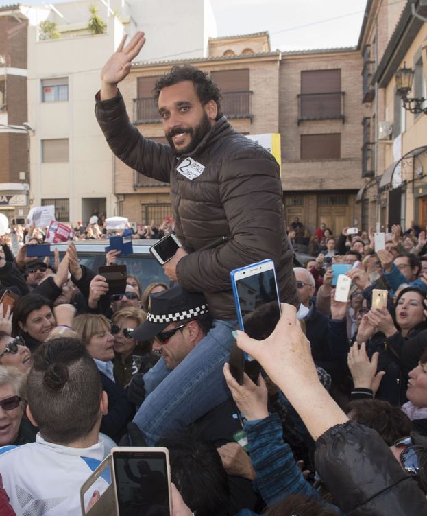Foto: El médico Jesús Candel, conocido como 'Spiriman', llevado a hombros por un policía en Granada. (Efe)