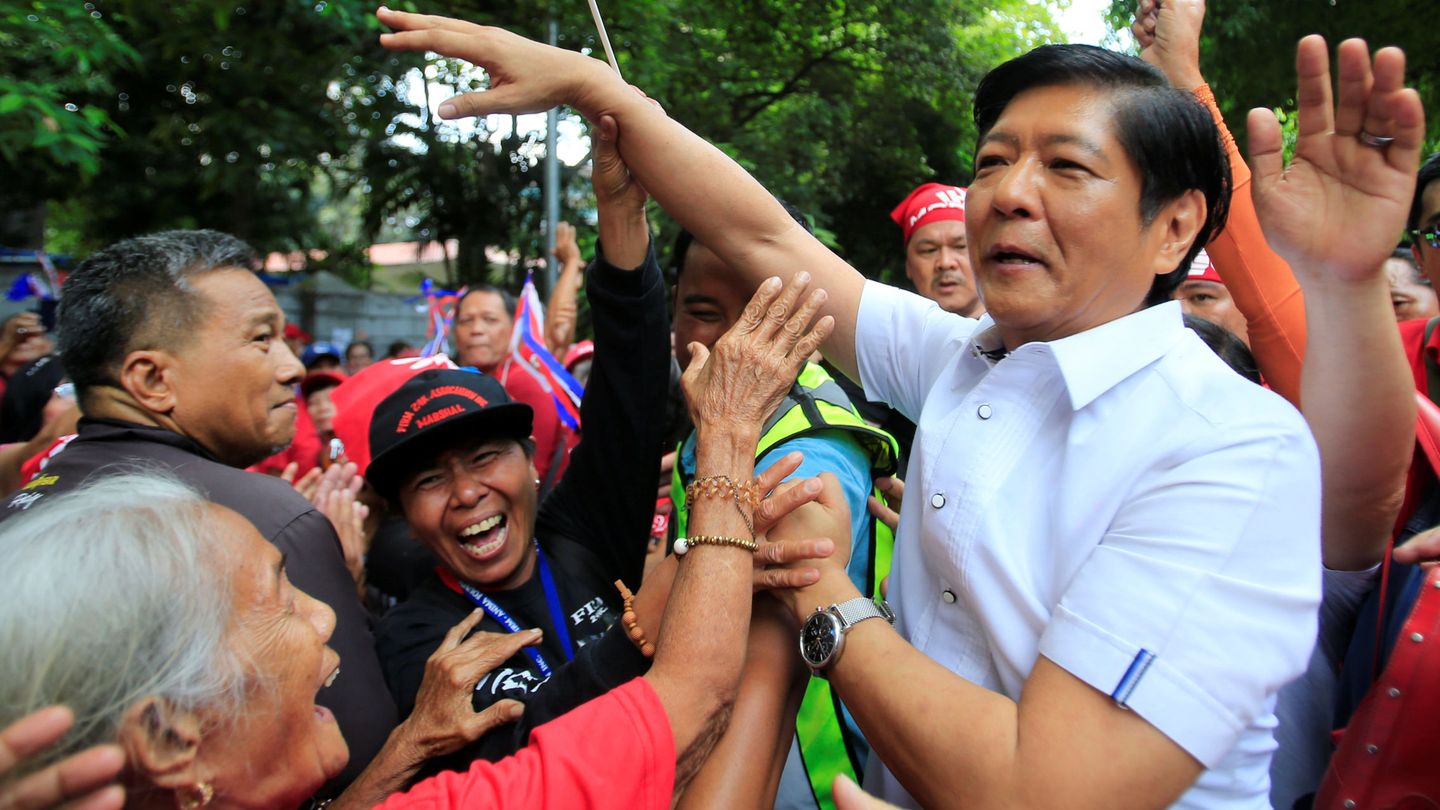 Ferdinand 'Bongbong' Marcos, hijo del dictador filipino, saluda a sus seguidores a su llegada al Tribunal Supremo en Manila, el 2 de abril de 2018. (Reuters)