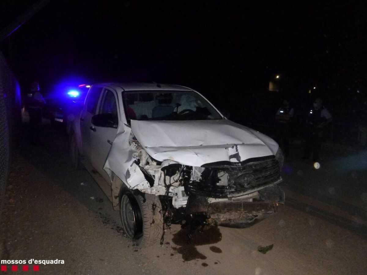 Foto: El conductor se dio a la fuga tras el atropello y fue capturado después por los Mossos al ver el estado del coche. (Mossos d'Esquadra)