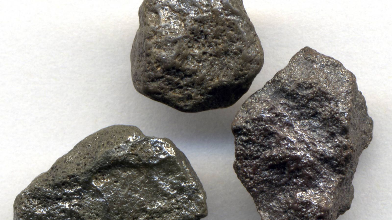 Exploran el lecho de un antiguo río en Brasil y encuentran "una masa negra compacta de diamantes en miniatura"