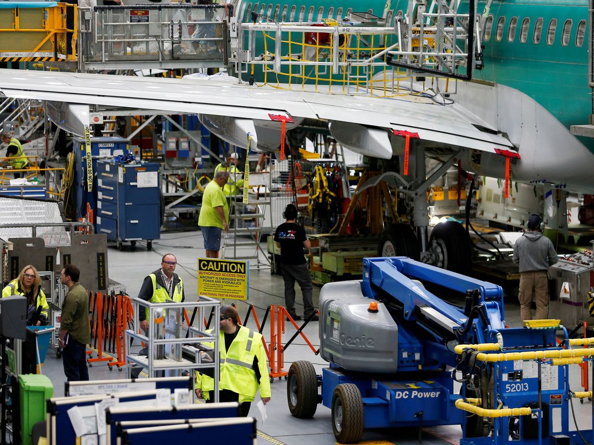 Foto: Trabajadores de Boeing trabajan en la fabricación del avión 737 MAX. (Reuters)