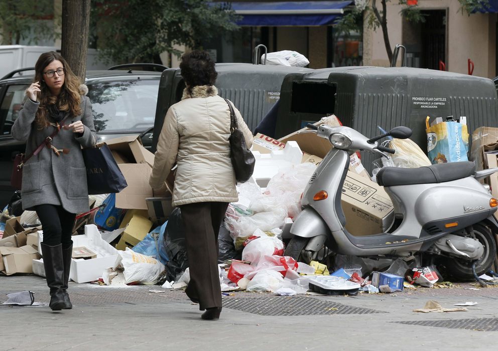 Foto: Fotografía de archivo de basura acumulada en la calle Alonso Cano de Madrid. (EFE)
