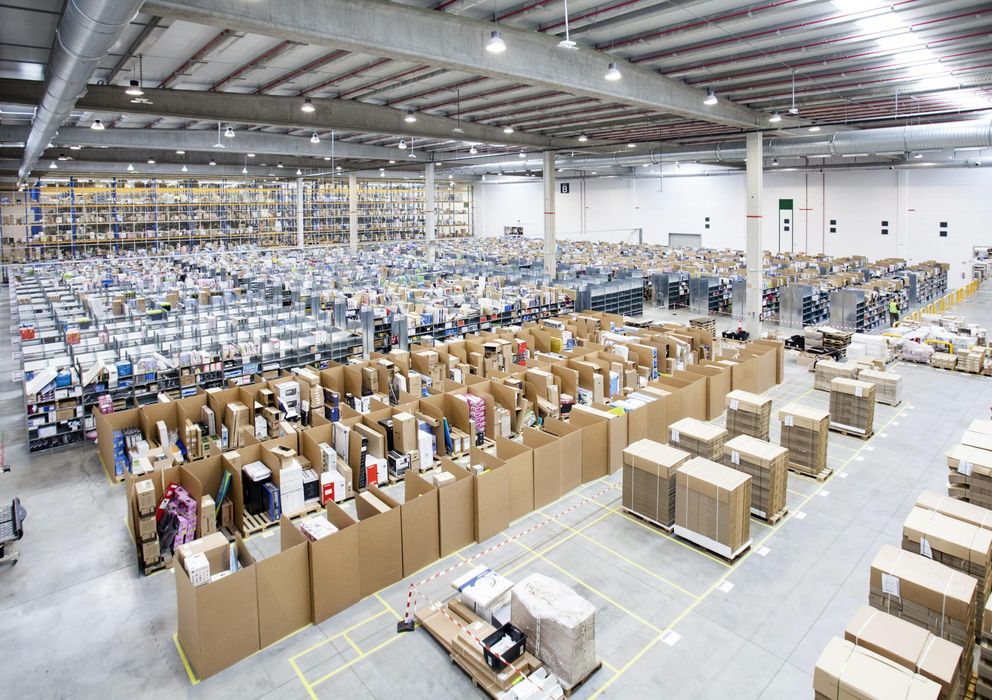 Foto: Fotografía facilitada por Amazon España de su centro logístico en San Fernando de Henares. (EFE)