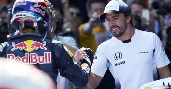 Foto: Fernando Alonso felicita a Max Verstappen. (EFE)
