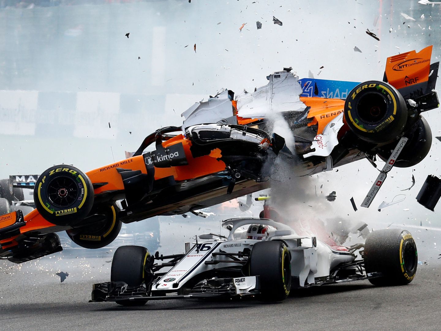 Accidente de Alonso con Charles Leclerc en el GP de Bélgica 2018. (Reuters)
