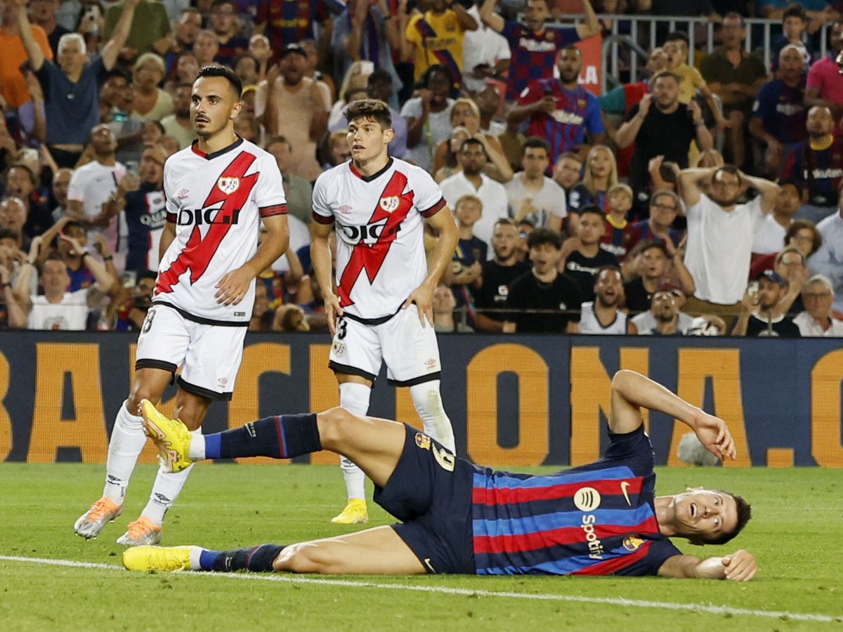 Foto: Lewandowski se duele tras fallar una ocasión clara de gol. (Reuters/Albert Gea)