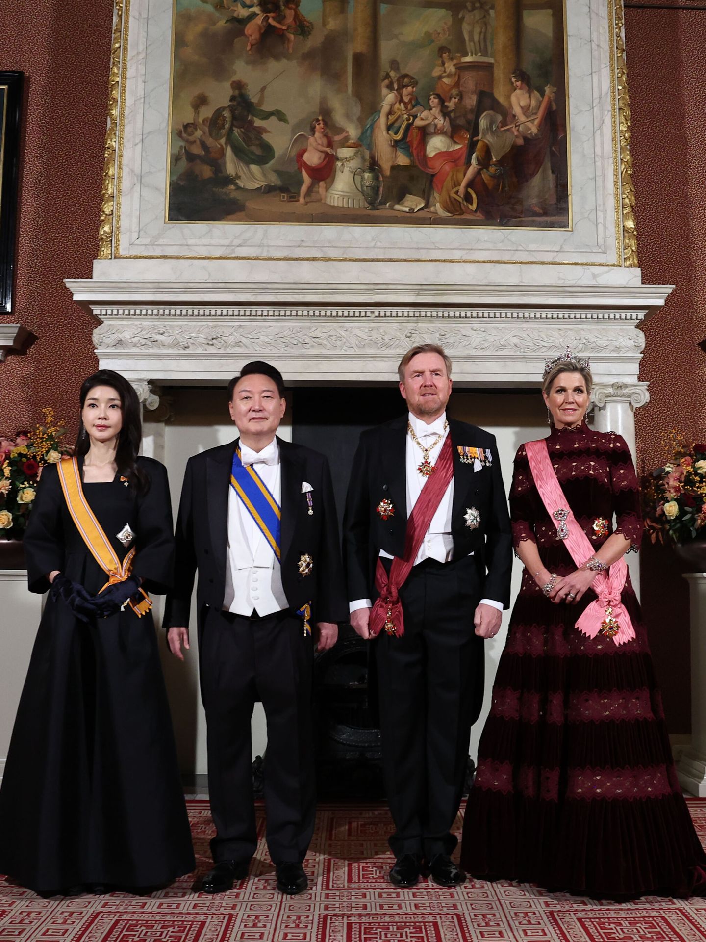 El presidente de Corea del Sur, junto a su mujer y Máxima y Guillermo de Alejandro en una cena de gala celebrada en Ámsterdam. (Europa Press)