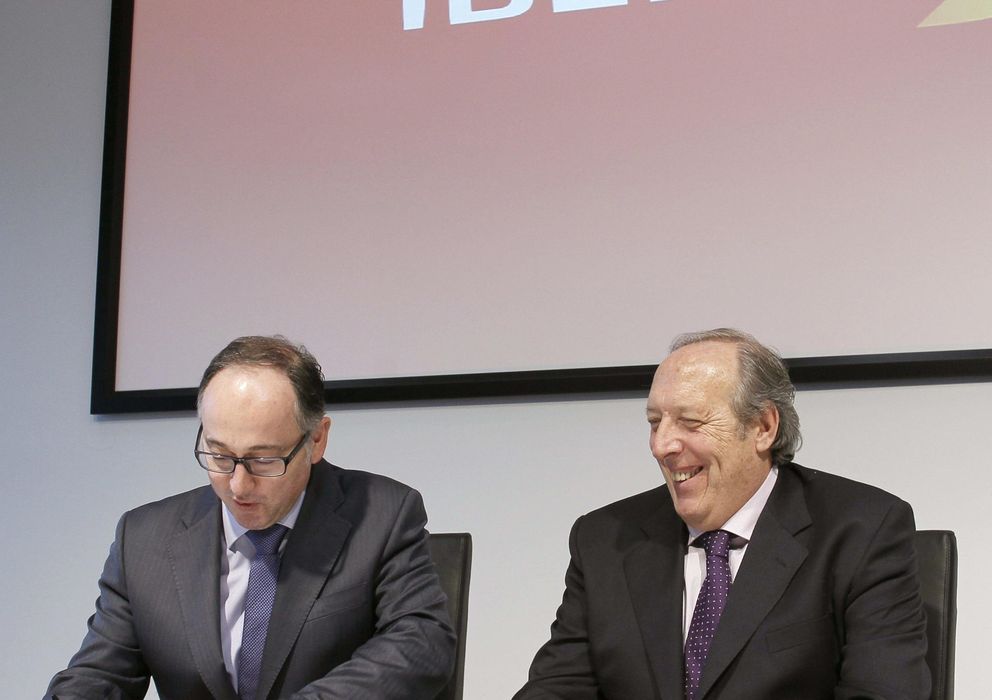 Foto: El presidente de Iberia, Luis Gallego (i), y el jefe de la sección sindical del Sepla-Iberia, Justo Peral. (EFE)