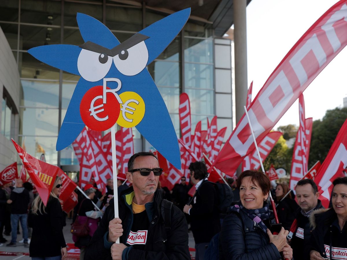 Foto: Manifestación para rechazar el ERE de CaixaBank (EFE)