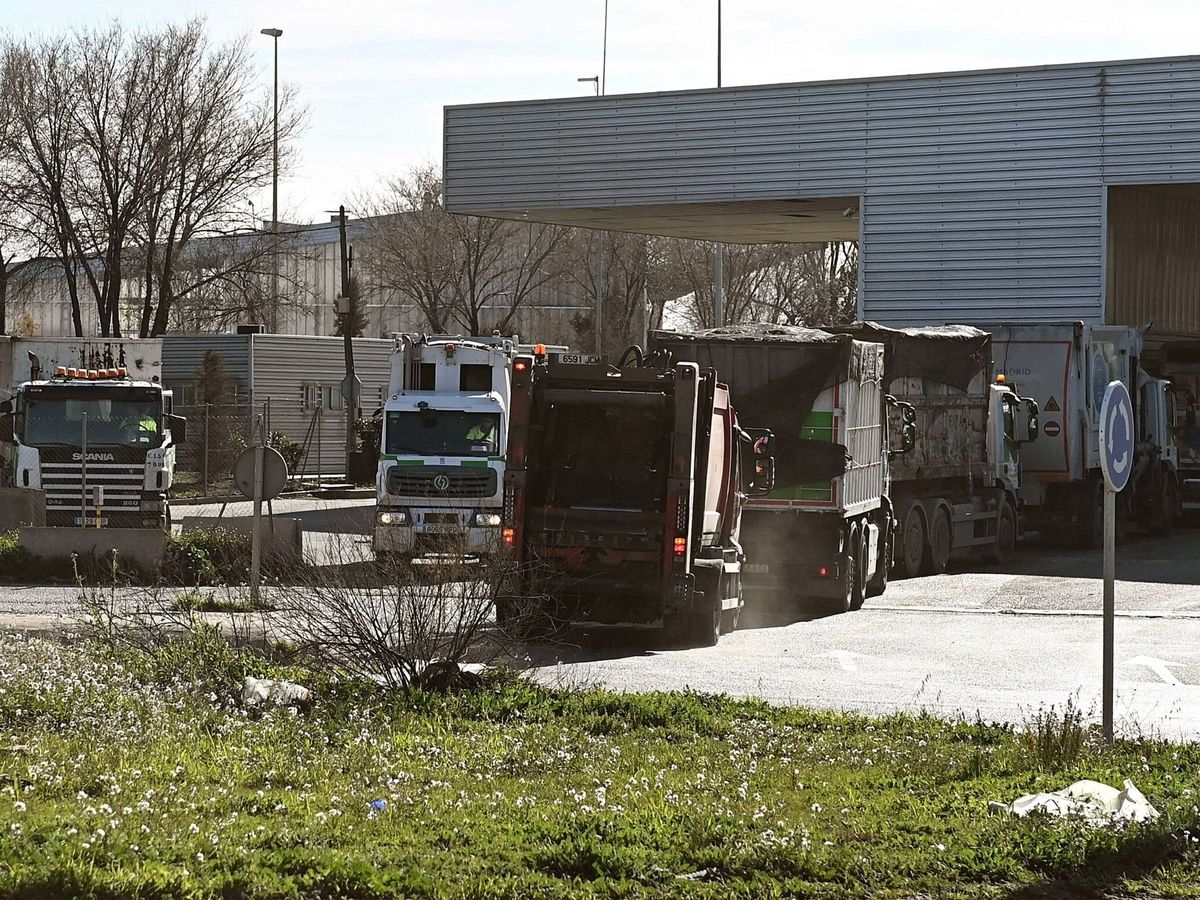 Foto: Varios camiones operan en el vertedero de Valdemingómez. (EFE/Archivo/Fernando Villar)