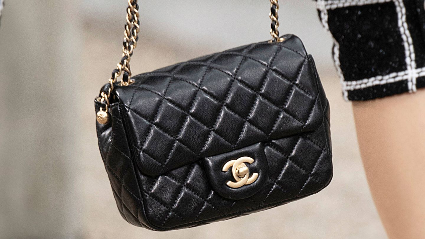 El emblemático bolso 2.55 de Chanel en el último desfile de la maison. (Cortesía)