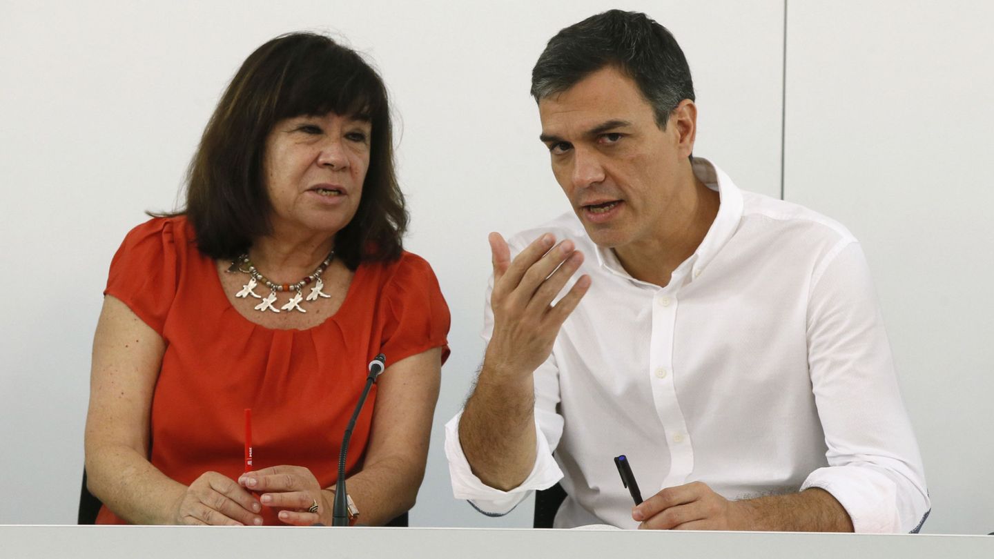 Pedro Sánchez, junto a la presidenta del partido, Cristina Narbona, este 31 de julio. (EFE)