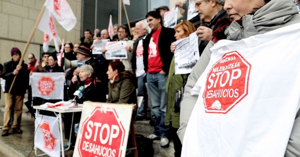 Foto: Stop desahucios denuncia dos casos ante el palacio de justicia de san sebastián