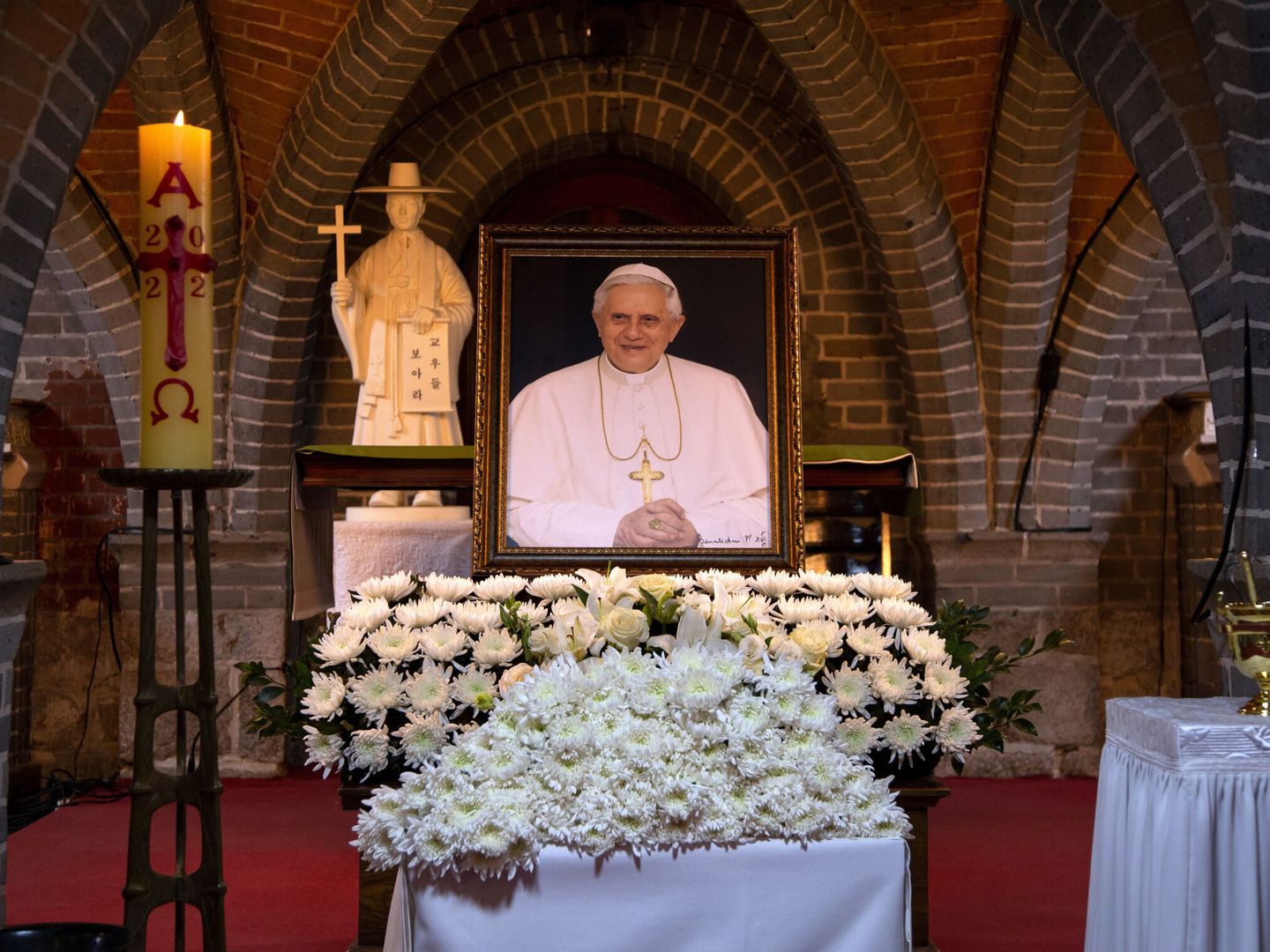 Capilla ardiente del papa Benedicto XVI. (EFE/EPA/Jeon Heon-Kyun)