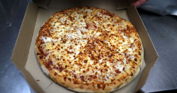 Foto: La pizza a domicilio es una de las cenas más recurrentes... y dañinas (Reuters/Lucy Nicholson)