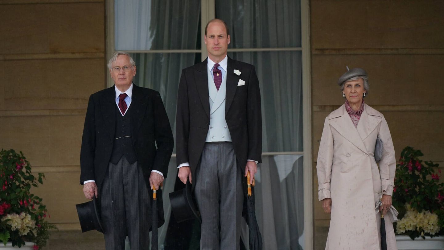 El príncipe Guillermo junto a los duques de Glouceste en palacio de Buckingham (Gtres)