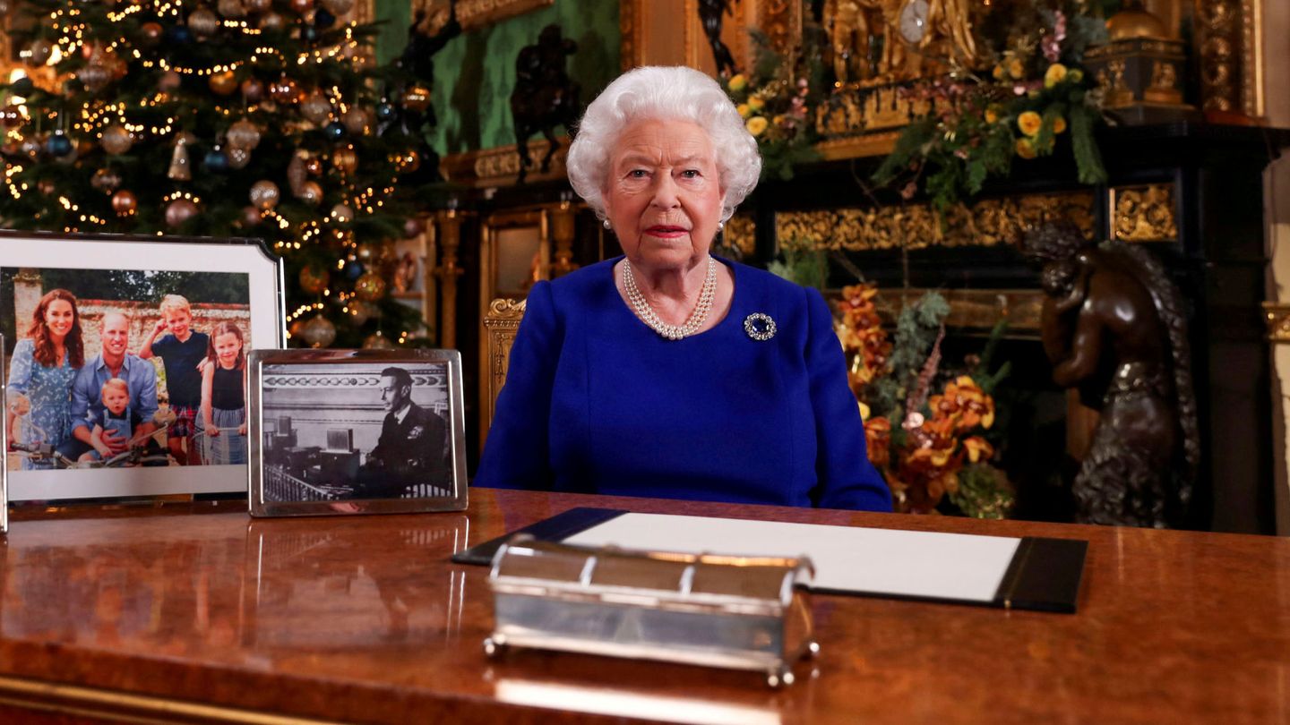 La reina Isabel, en la Navidad de 2019, con el histórico broche. (Reuters)