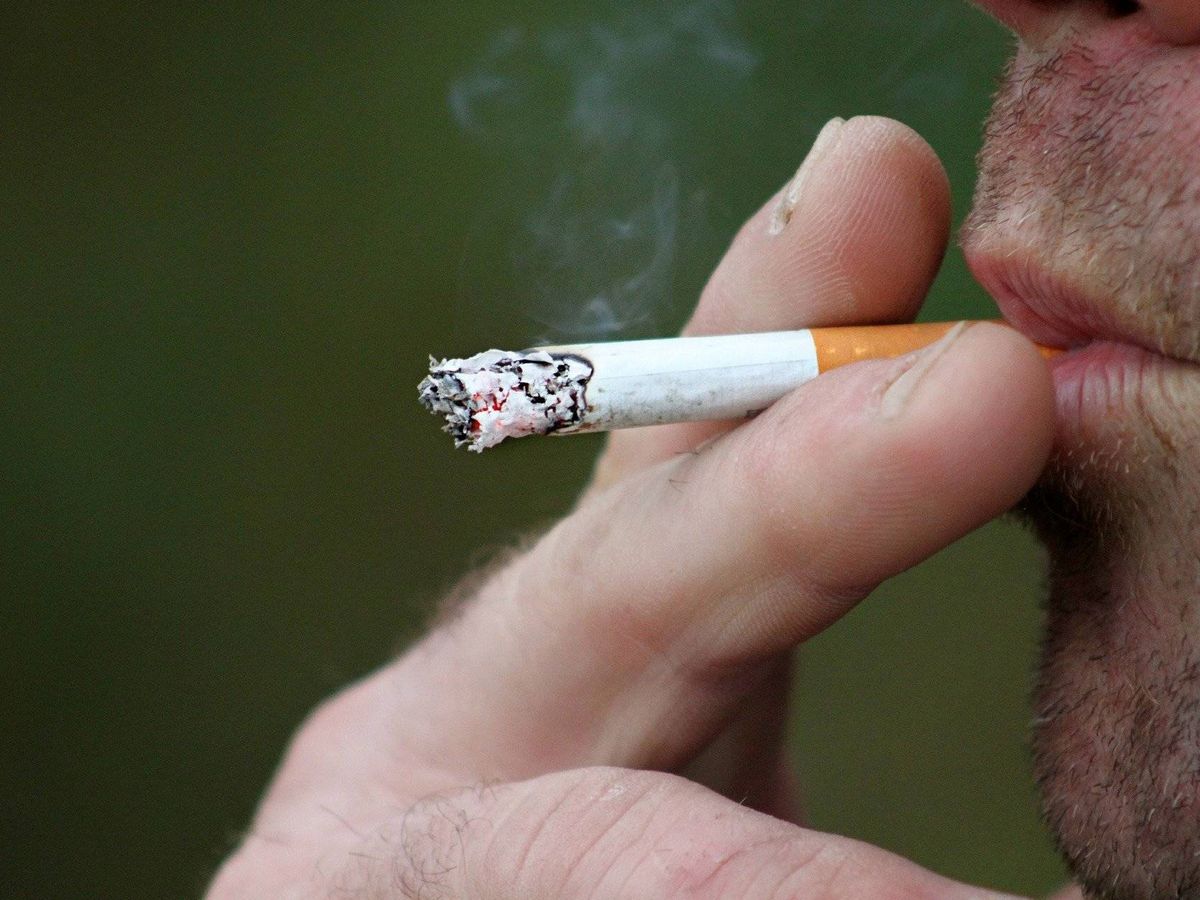 Foto: Un hombre fuma un cigarrillo. (Pixabay)