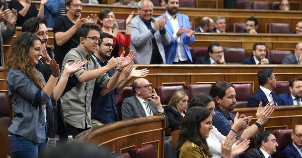 Foto: Los diputados de Unidos Podemos aplauden durante el pleno de la Cámara baja, tras intervenir Pablo Bustinduy. (EFE)