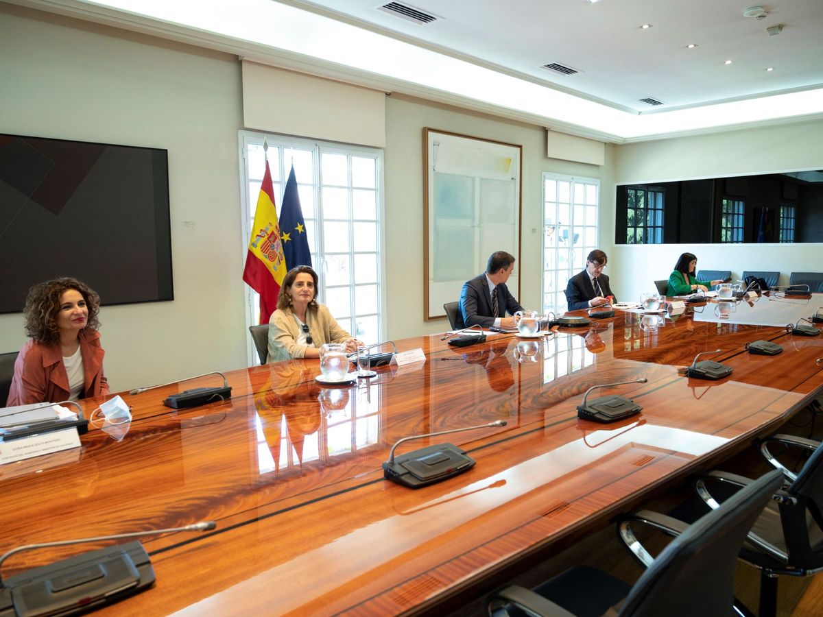 Foto: Sánchez, en el centro, con sus ministros, en la conferencia de presidentes. (EFE)