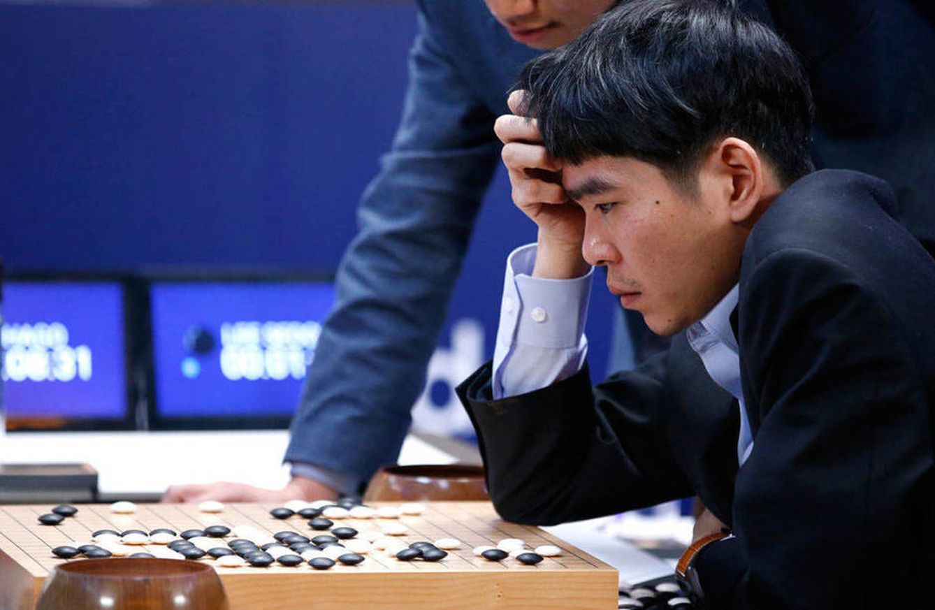 El campeón mundial de Go, Lee Sedol, durante una de sus partidas contra AlphaGo, el sistema de inteligencia artificial de Google. (Foto: Reuters)
