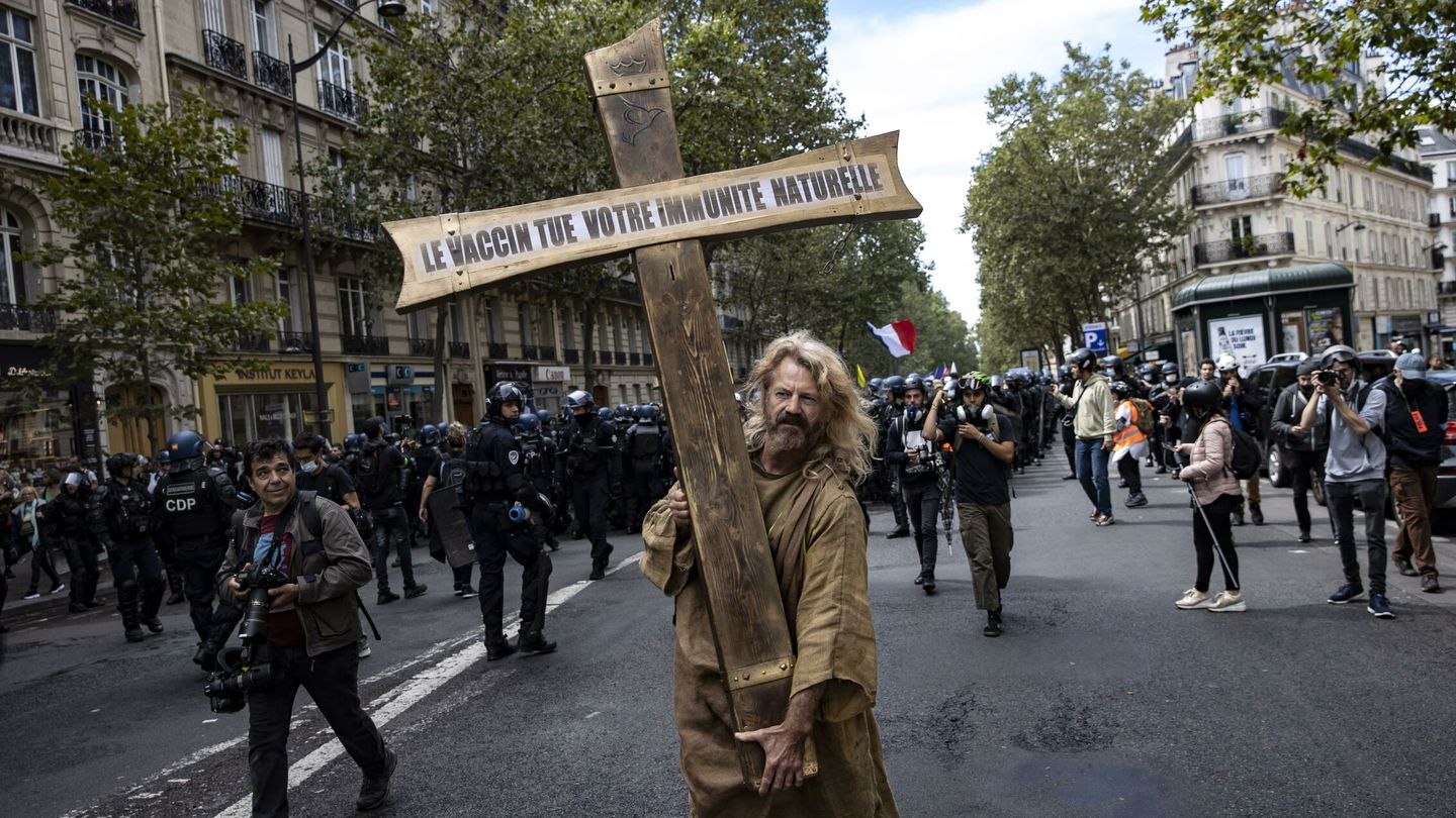 Protesta contra la obligatoriedad del certificado covid en París. (EFE)