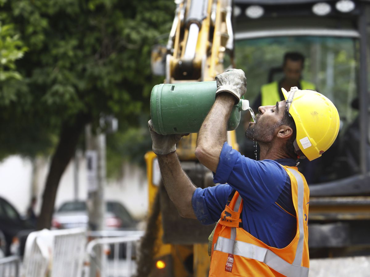 Foto: Un trabajador de la construcción bebiendo agua en plena ola de calor. (EFE/Salas)