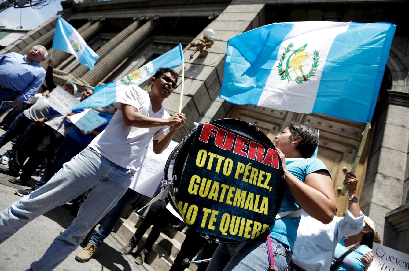 Ciudadanos celebran que el Congreso quitara la inmunidad al presidente (Foto: Esteban Biba/EFE)